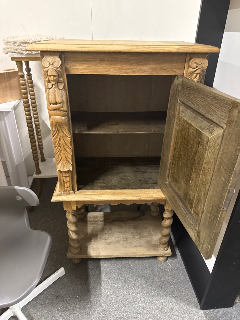 Skab m. Udskåret Detaljer